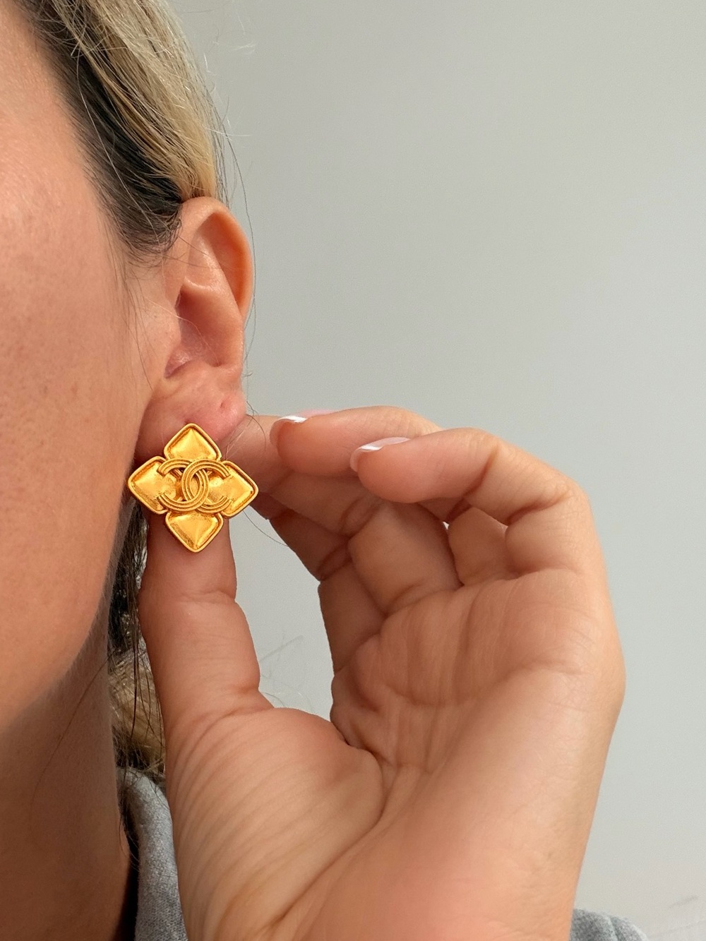 šCHANEL Gold Flower Motif Stud Earrings⨠- Picture 5 of 11